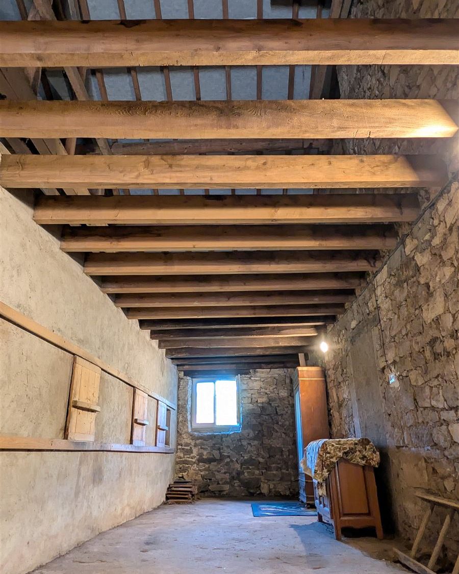 Grange en pierre avec charpente et solivage bois, en cours de transformation en pièce à vivre